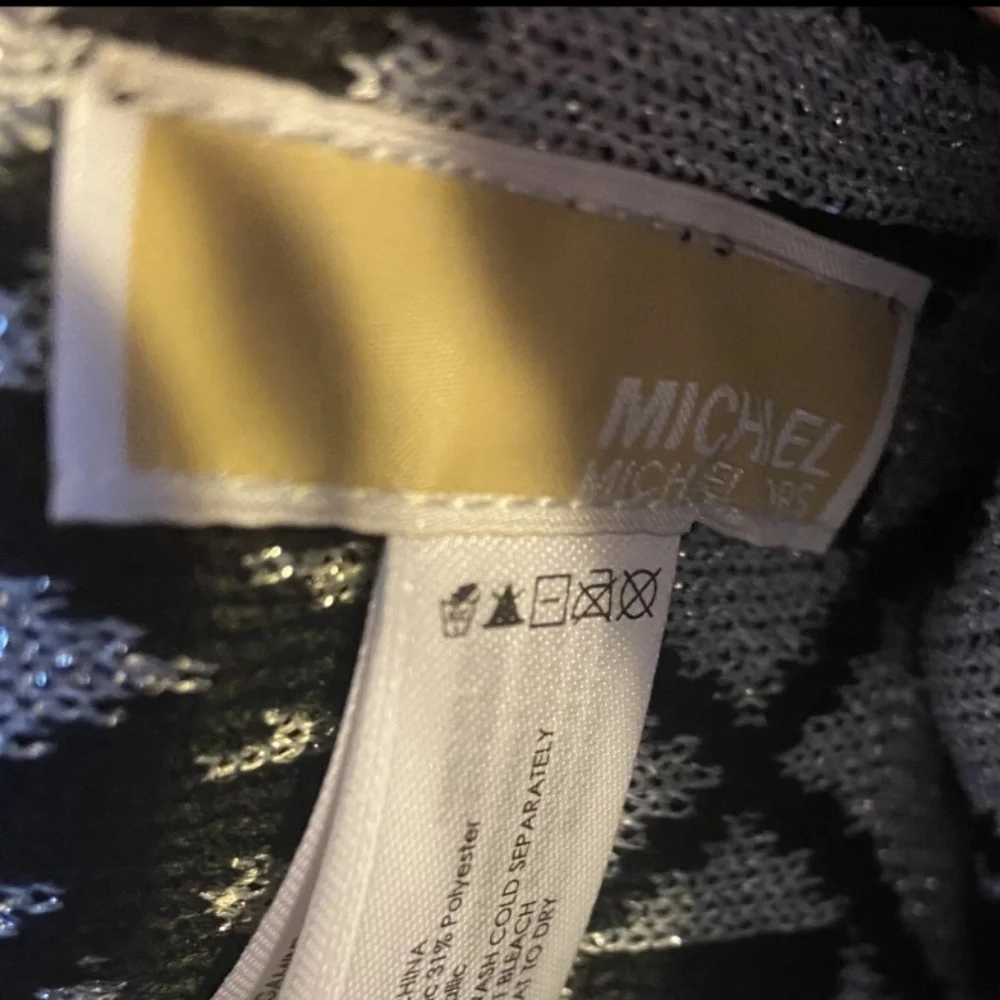 NEW IN BOX MICHAEL KORS SCARF & HAT SET Black DIAMOND METALLIC LOGO Print